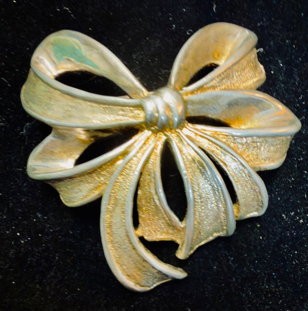 VTG Danecraft Gold Tone Bow Brooch Textured Ribbon Pin Signed Designer Jewelry